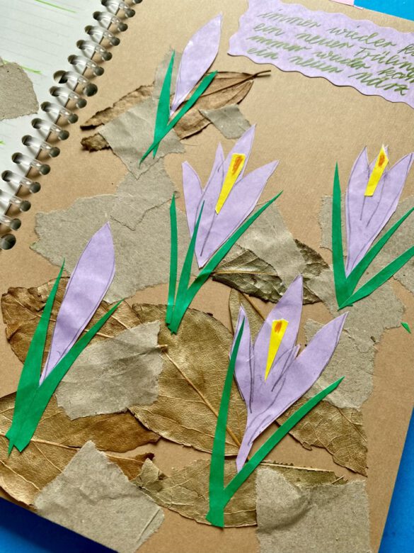 Blühende Krokusse als gezeichnete Collage in einem selbst gestalteten aufgeschlagenen Kalender