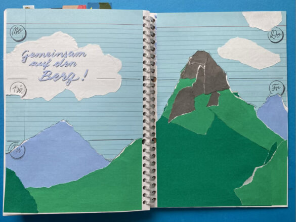 ein grosser Berg vor blauem Himmel als Illustration bzw gezeichnete Collage in einem selbst gestalteten aufgeschlagenen Kalender