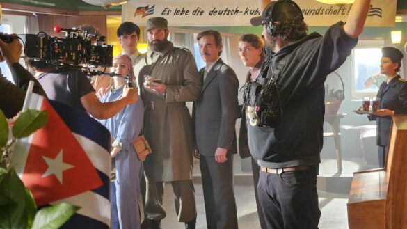 Felix Scholz als Fidel Castro am Set des Films Kundschafter des Friedens 2 mit Nellie Thalbach Amin Baahmed Michael Schweisser