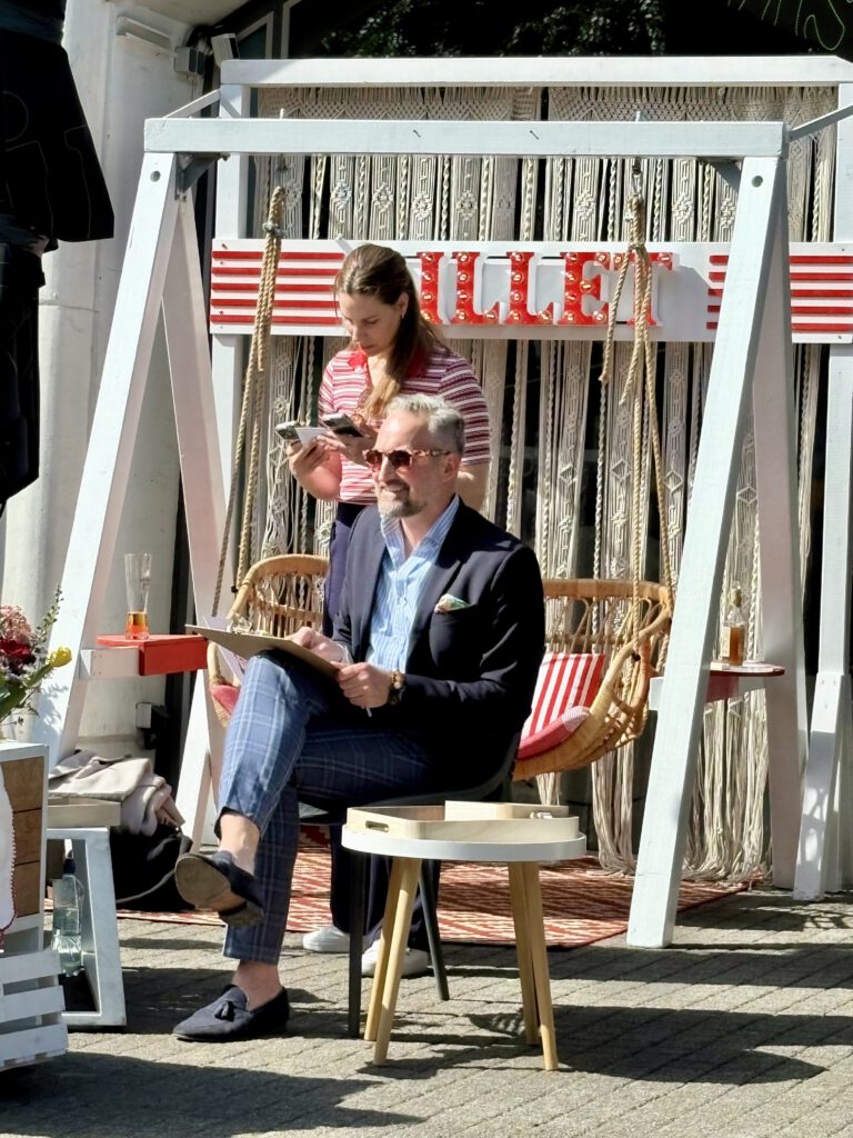 Illustrator Felix Scholz beim Zeichnen für Lillet Bistro Berlin