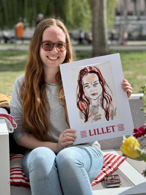Gäste des Lillet Bistro Events Berlin mit einer Portraitzeichnung von Felix Scholz
