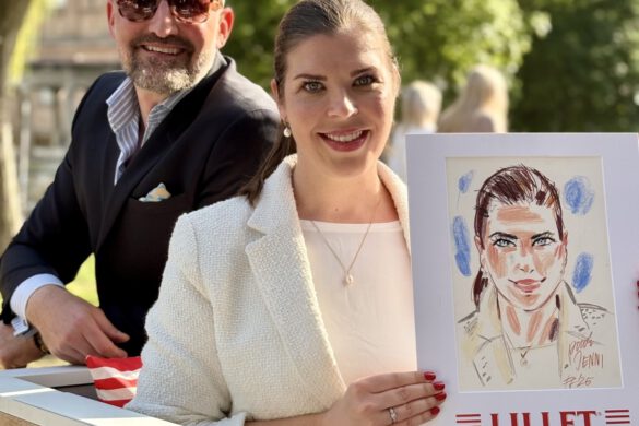 Illustrator Felix Scholz mit einer Dame die eine Portraitzeichnung in der Hand hält