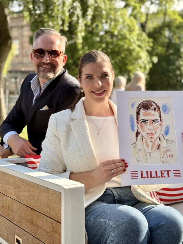 Illustrator Felix Scholz mit einer Dame die eine Portraitzeichnung in der Hand hält