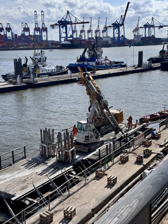 Blick auf Elbe und Hamburger Hafen mit Schiffen Kränen und Containern