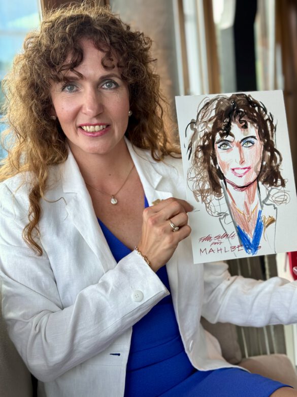 Gast mit farbiger Portraitzeichnung in der Hand beim Event von Juwelier Mahlberg