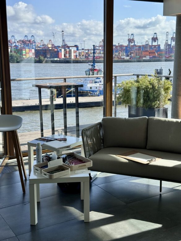 Arbeitsplatz als Kunst Lounge von Felix Scholz Illustration beim Event von Juwelier Mahlberg Hamburg mit Panoramablick über Elbe und Hamburger Hafen