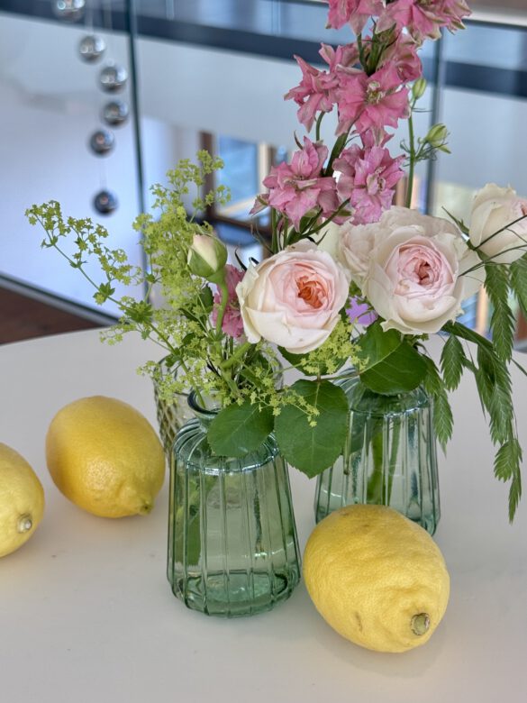 Arrengement von Rosen und Zitronen Tischdekoration beim Event von Juwelier Mahlberg Hamburg