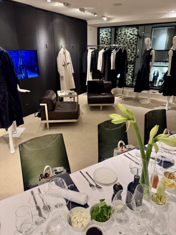 Festlich gedeckte Tafel in der AKRIS Boutique in Hamburg