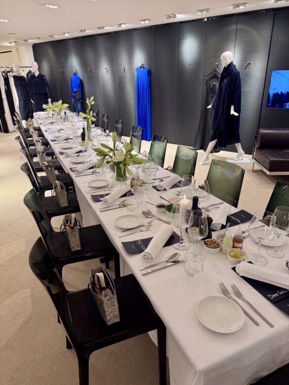 Festlich gedeckte Tafel in der AKRIS Boutique in Hamburg