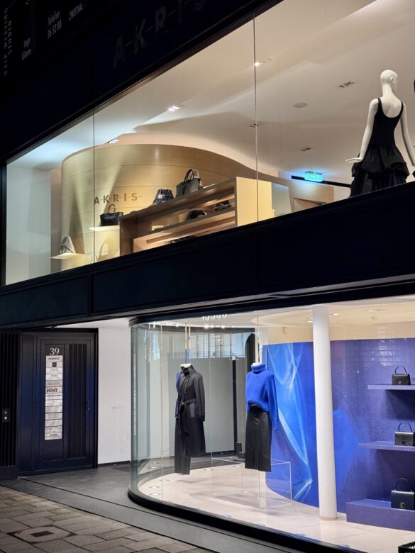 Die Hamburger Filiale von AKRIS am Neuen Wall bei Nacht von Aussen