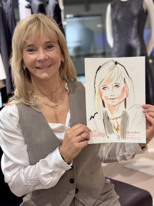 Blonde Dame beim AKRIS Dinner in Hamburg, in den Händen eine Portraitzeichnung von ihr von Felix Scholz Illustration