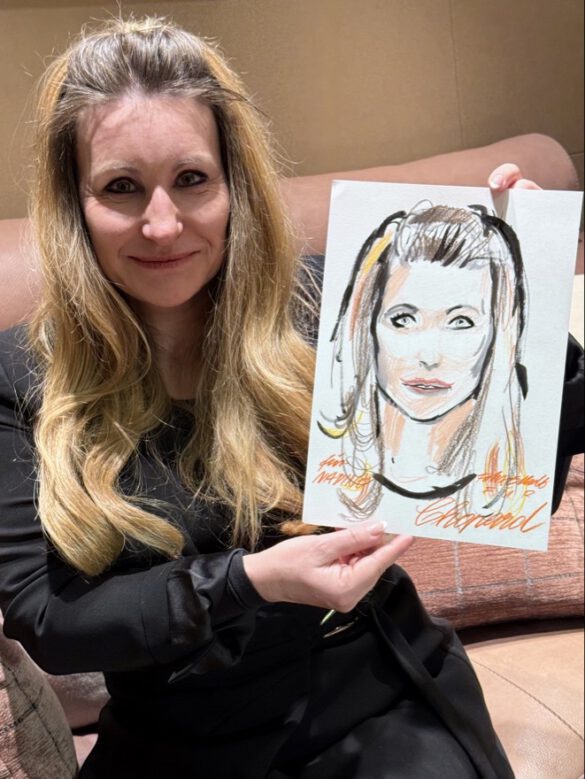 Felix Scholz_Live Event Illustration_Chopard Berlin Kurfürstendamm_19 eine Dame hält eine farbige Portraitzeichnung des Berliner Künstlers Felix Scholz