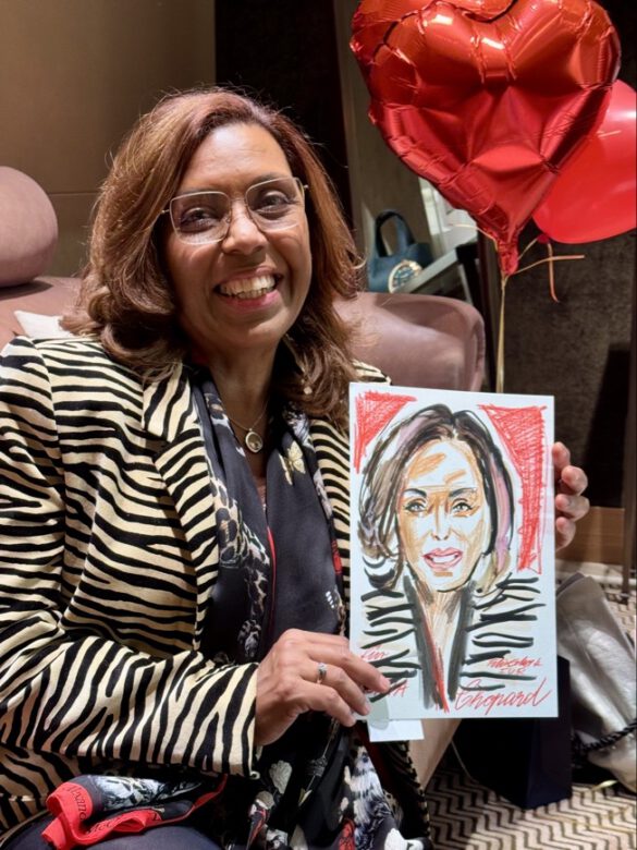 Felix Scholz_Live Event Illustration_Chopard Berlin Kurfürstendamm_22 Eine Dame in Jacket mit Zebramuster hält eine farbige Portraitzeichnung des Berliner Künstlers Felix Scholz