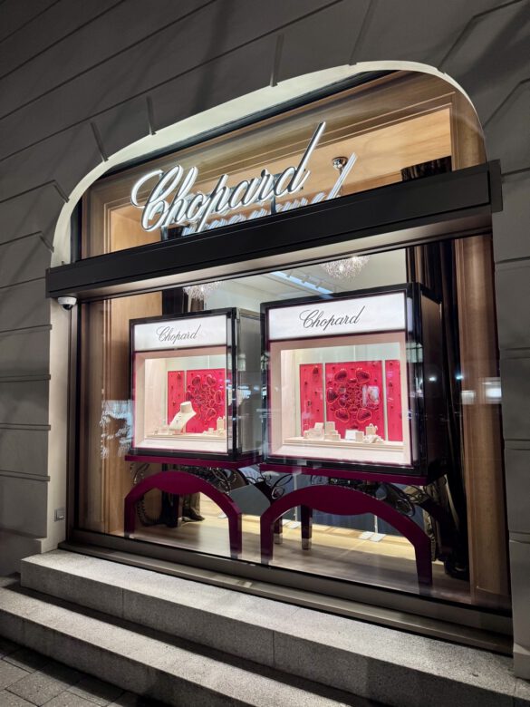 Schaufenster des Juweliers Chopard am Berliner Kurfürstendamm am Abend