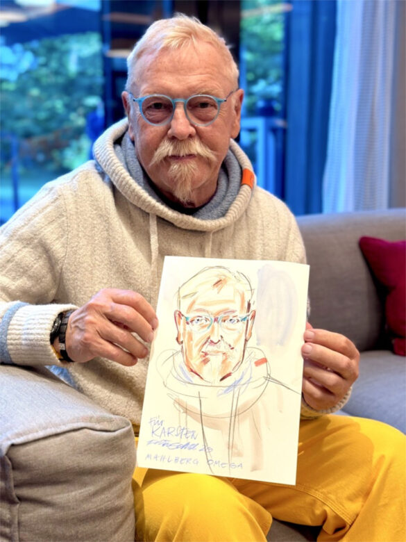 Gast der Omega Veranstaltung von Juwelier Mahlberg in Kiel hält seine persönliche Portraitzeichnung in den Händen, die Felix Scholz als Live-Illustration beim Event erstellt hat.