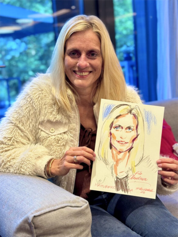 Teilnehmerin der Juwelier Mahlberg + Omega Veranstaltung in Kiel zeigt ihr persönliches Event-Portrait, das Felix Scholz live vor Ort im Hotel Kieler Kaufmann gezeichnet hat.