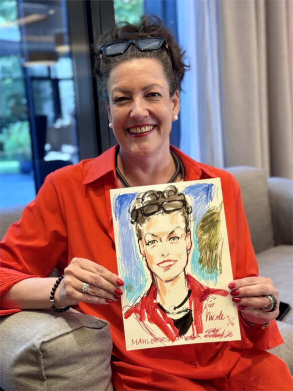 Gast der Juwelier Mahlberg + Omega Veranstaltung in Kiel zeigt sein persönliches Portrait, das Felix Scholz als Live-Illustration beim Event im Hotel Kieler Kaufmann gezeichnet hat.