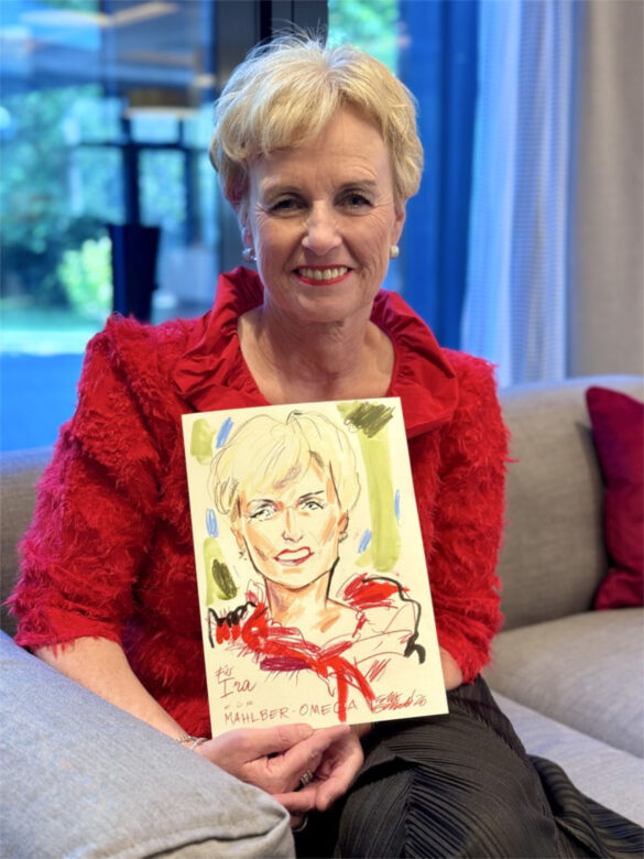 Teilnehmerin der Juwelier Mahlberg + Omega Veranstaltung im Hotel Kieler Kaufmann in Kiel präsentiert ihr individuelles Portrait, das während des Events als Live-Illustration von Felix Scholz entstanden ist.