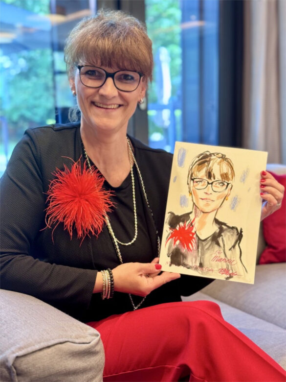 Gast der Juwelier Mahlberg + Omega Veranstaltung in Kiel zeigt sein persönliches Portrait, das Felix Scholz als Live-Illustration beim Event im Hotel Kieler Kaufmann gezeichnet hat.