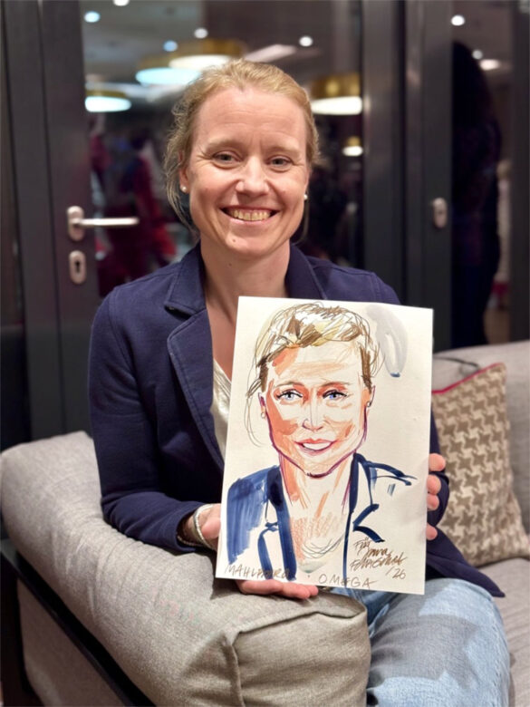 Teilnehmerin der Juwelier Mahlberg + Omega Veranstaltung in Kiel zeigt ihr persönliches Event-Portrait, das Felix Scholz live vor Ort im Hotel Kieler Kaufmann gezeichnet hat.