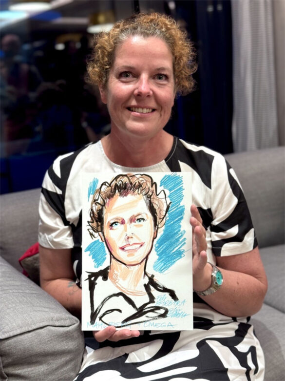 Gast der Juwelier Mahlberg + Omega Veranstaltung in Kiel zeigt sein persönliches Portrait, das Felix Scholz als Live-Illustration beim Event im Hotel Kieler Kaufmann gezeichnet hat.