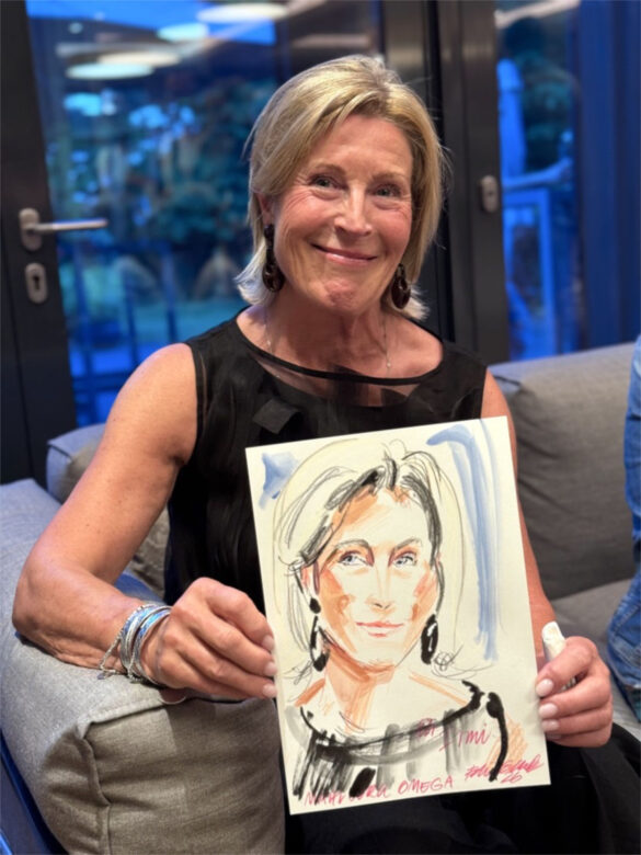 Teilnehmerin der Juwelier Mahlberg + Omega Veranstaltung in Kiel zeigt ihr persönliches Event-Portrait, das Felix Scholz live vor Ort im Hotel Kieler Kaufmann gezeichnet hat.